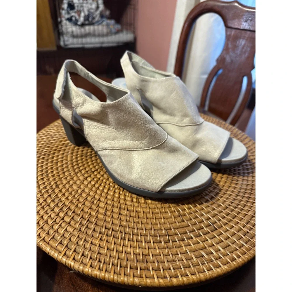 Cloud Footwear Womens Metallic Suede Slingback Block Heel Sandals Beige Size 40